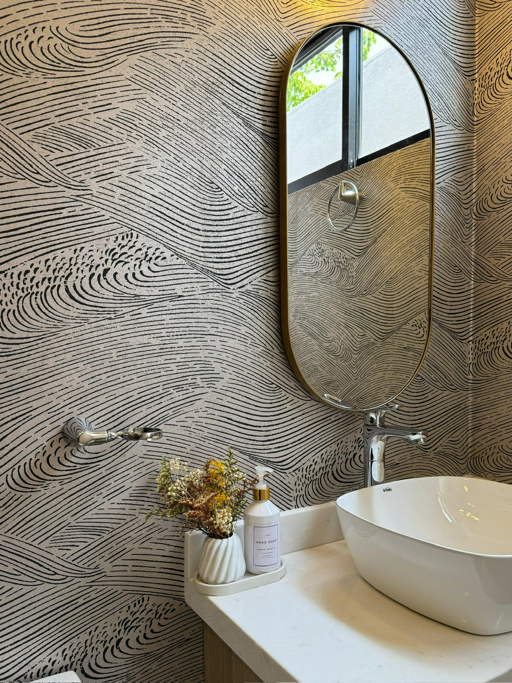 Papel de Colgadura Abstracto | Taupe Waves Wallpaper